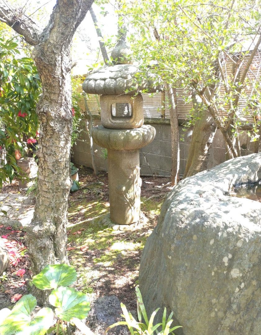 灯籠　竿に彫られた2輪の花　うろこ模様の笠　和風／洋風どちらにも　引き取り限定