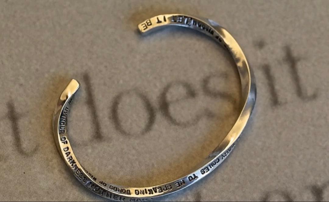 アクセサリー LET IT BE Stamped & Twisted Bangle