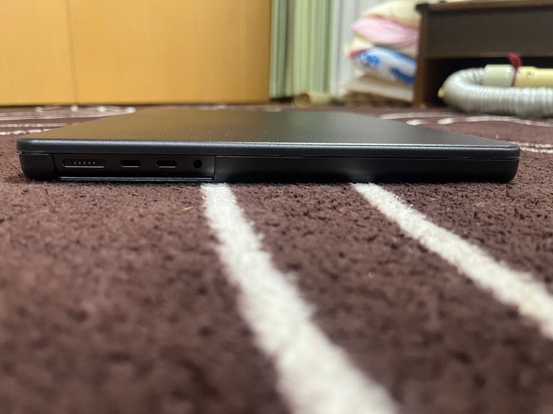 MacBook Pro M4本体 14インチ　スペースブラック（カバー付き）