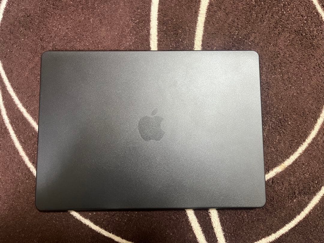 MacBook Pro M4本体 14インチ　スペースブラック（カバー付き）