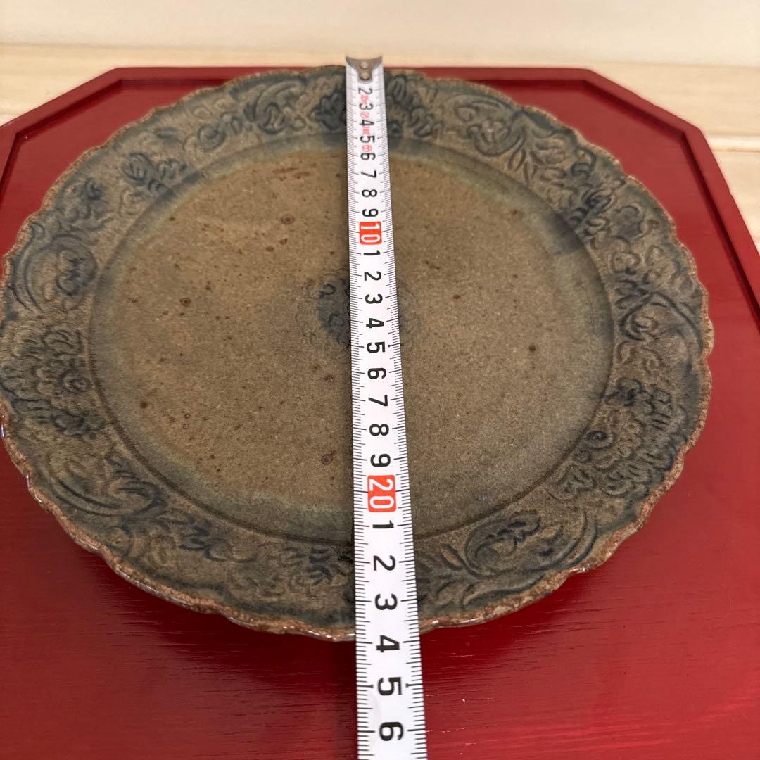 イムサエムさんのお皿 花模様のエンボス加工 陶器プレート 30cm