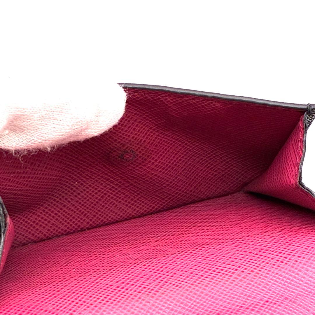 極美品 プラダ 三つ折り財布 ロゴ サフィアーノレザー シリアルあり ブラック