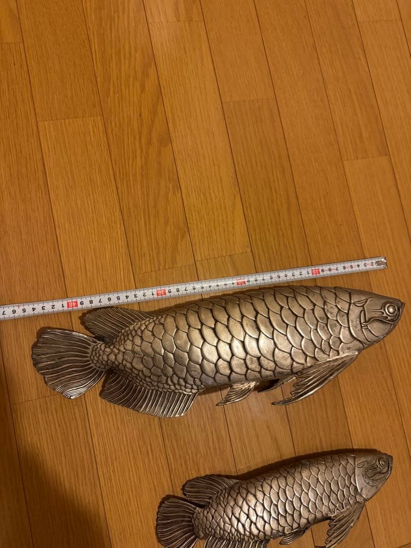 アロワナ（龍魚）の金属製の置物　2体セット