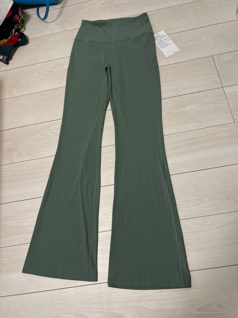lululemonオリーブグリーン ハイウエスト フレアパンツ 6