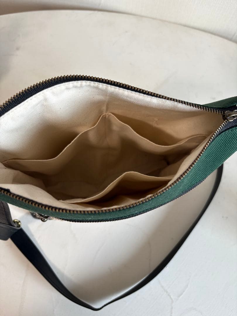 サコッシュ　少し大きめ　グリーン系