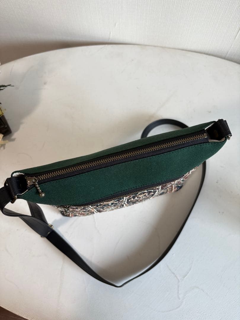 サコッシュ　少し大きめ　グリーン系