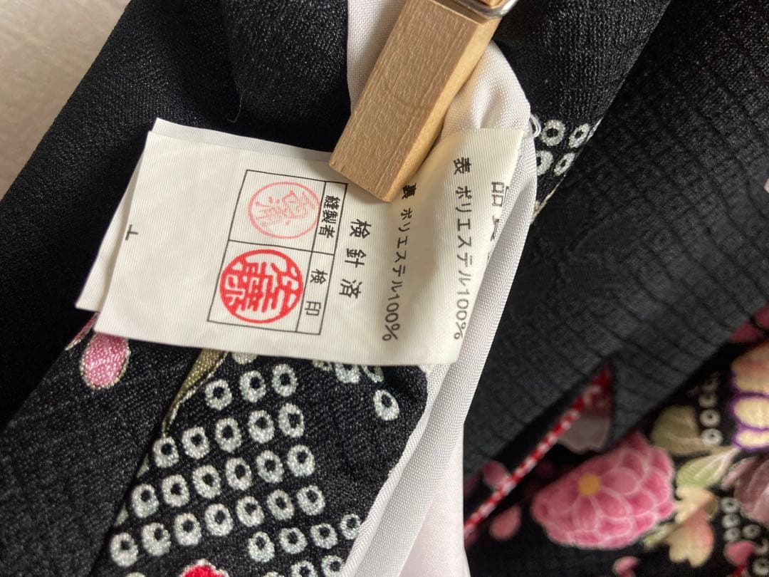 伝統的な黒色花柄着物　七五三7歳女児着物＆長襦袢半衿付き花柄　小花古典レトロ風