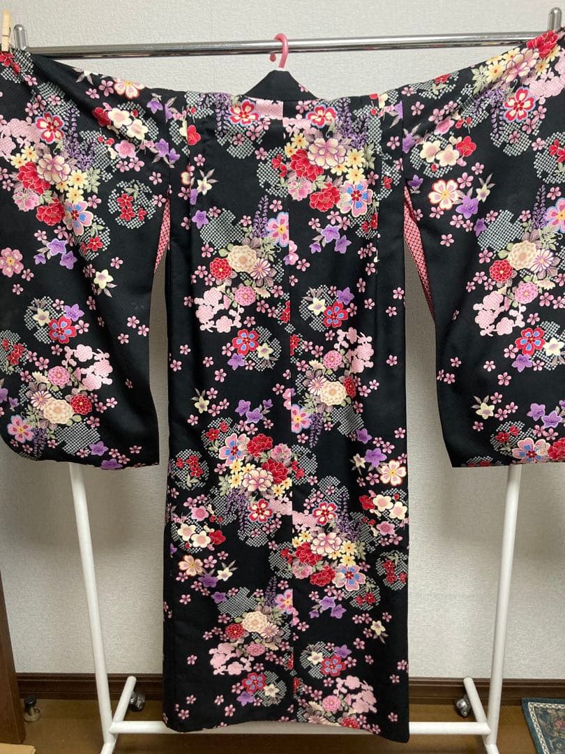 伝統的な黒色花柄着物　七五三7歳女児着物＆長襦袢半衿付き花柄　小花古典レトロ風