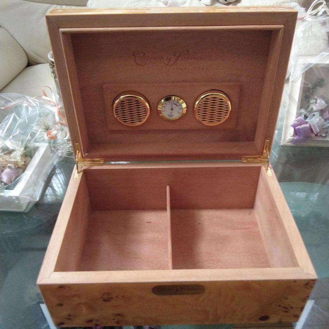 クエルボ・イ・ソブリノス 時計箱