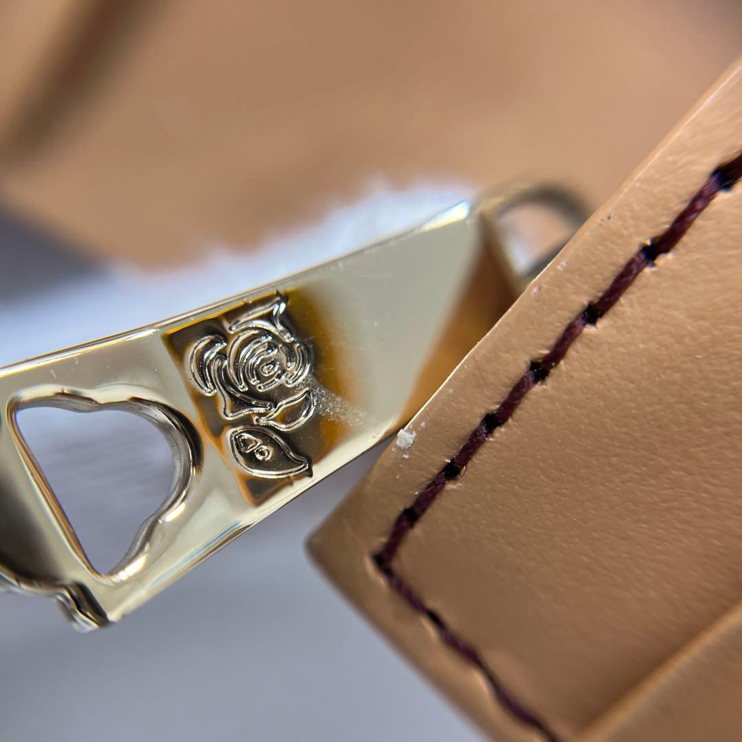 【人気モデル‼︎】ANNA SUI ルーミー　二つ折り財布　薔薇型押し　パープル