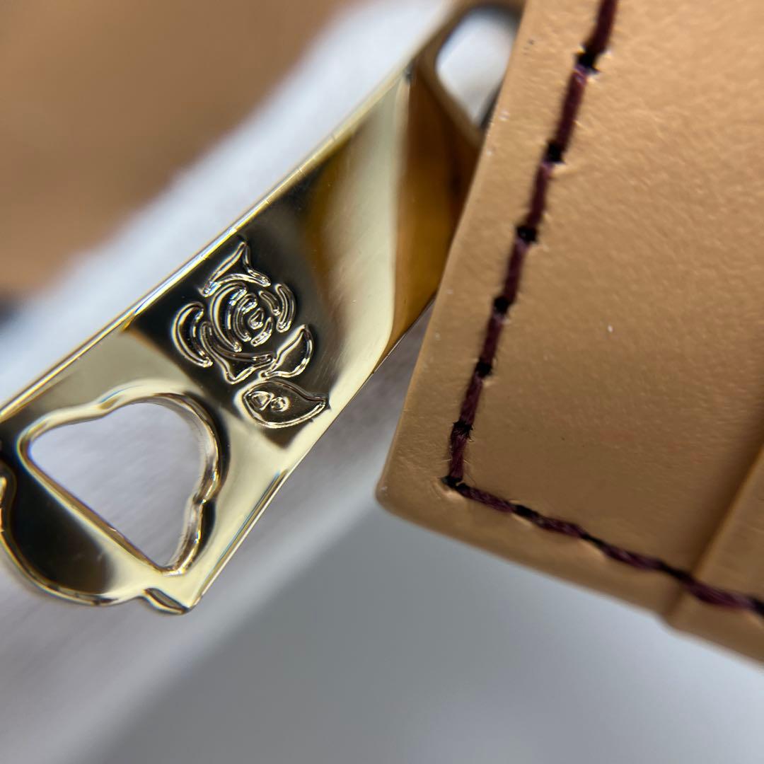 【人気モデル‼︎】ANNA SUI ルーミー　二つ折り財布　薔薇型押し　パープル