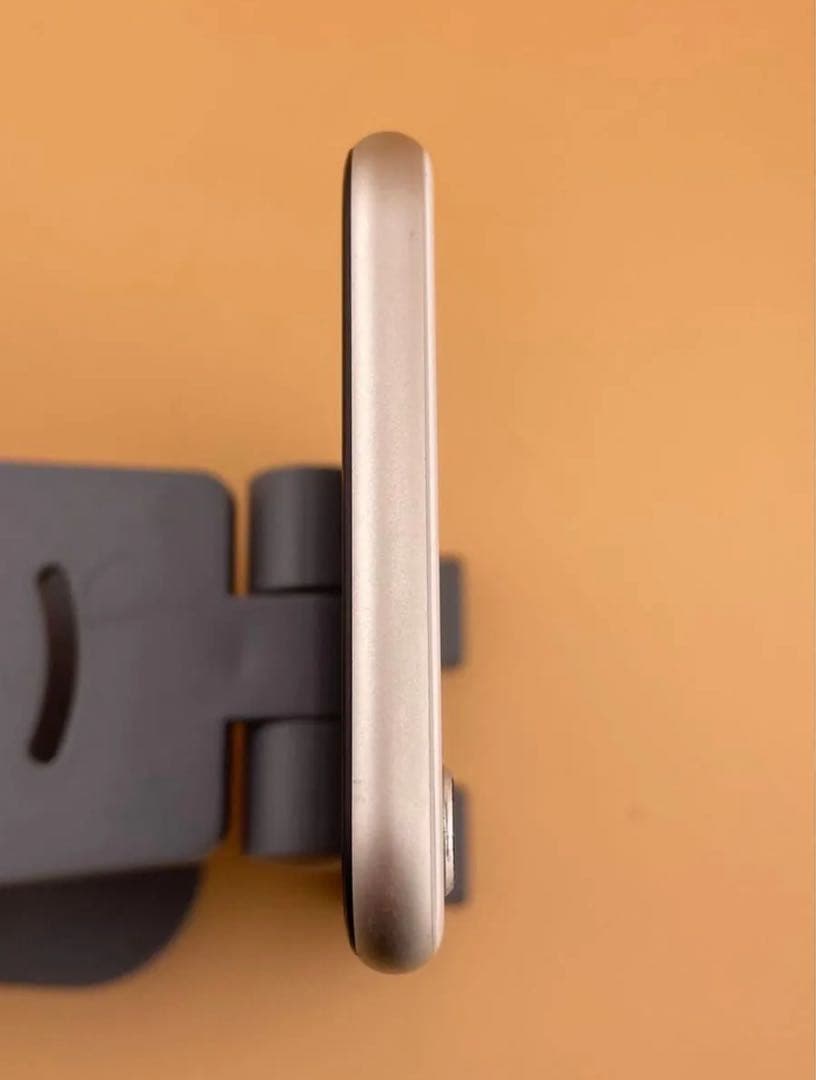 iPhone SE 3 128GB スターライトバッテリー100%