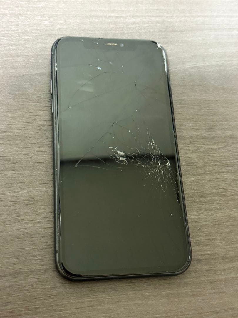 Apple iPhone 11 128GB ブラック 画面ひびあり