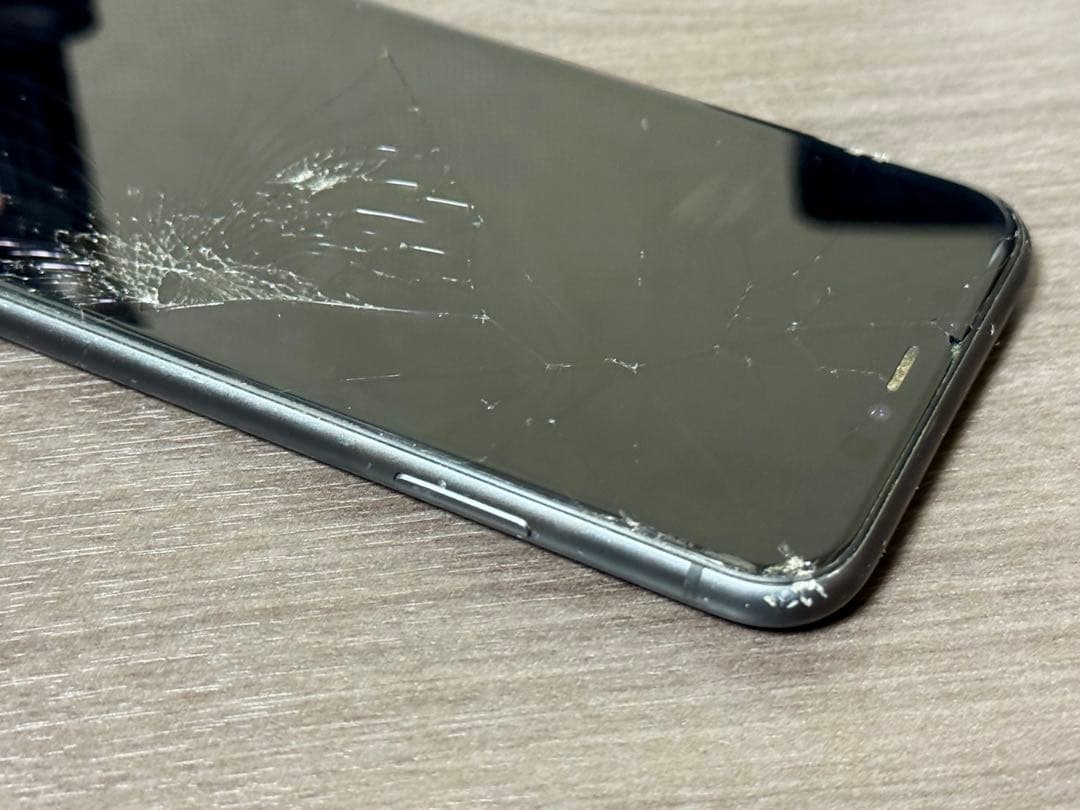 Apple iPhone 11 128GB ブラック 画面ひびあり
