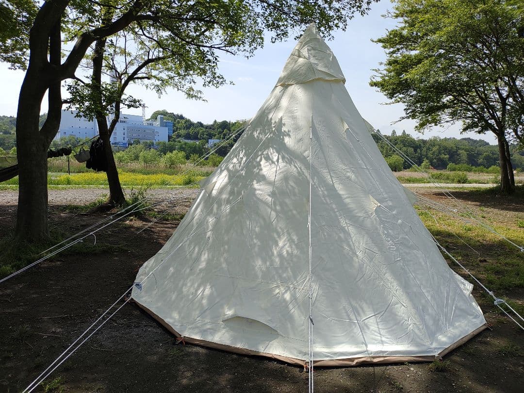 高さ3ｍで直径4ｍの化繊ワンポールテント