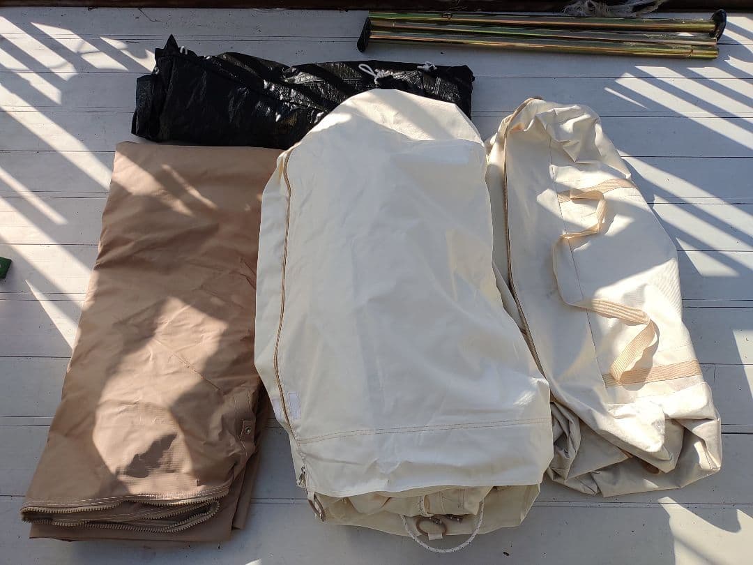 高さ3ｍで直径4ｍの化繊ワンポールテント