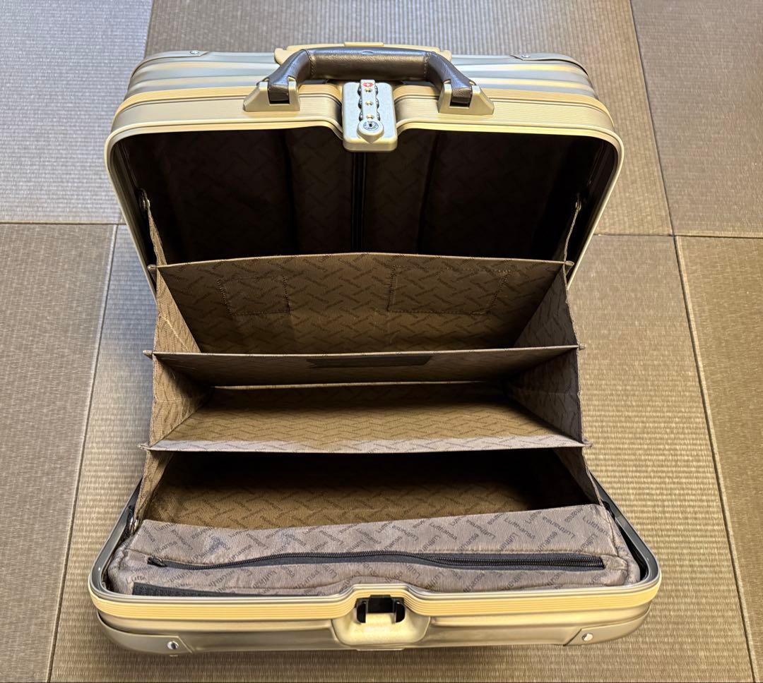 リモワ　RIMOWA　ルフトハンザ　プライベートジェット　ビジネストロリー