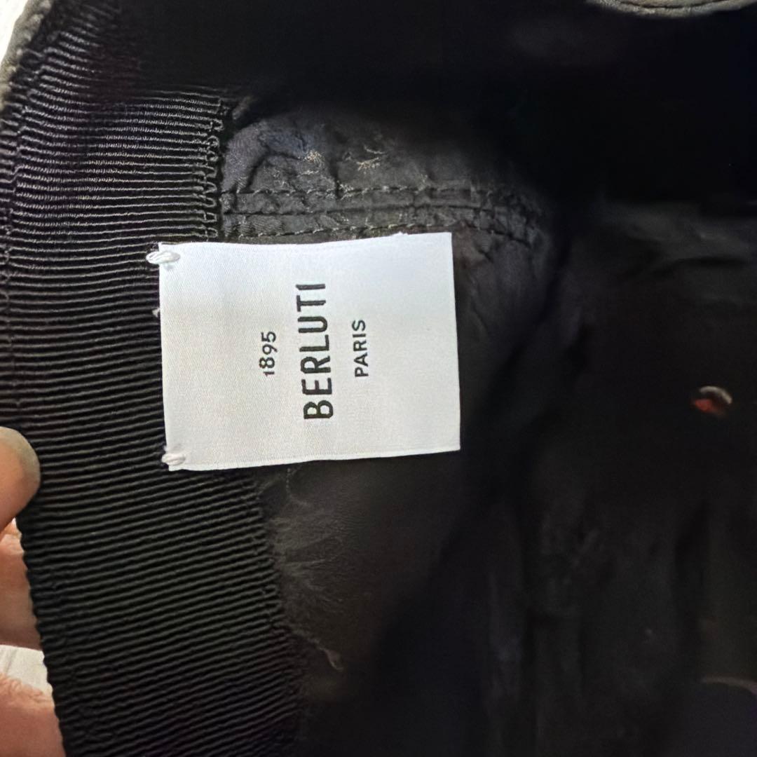 BERLUTI ブラック 文字柄 キャップ