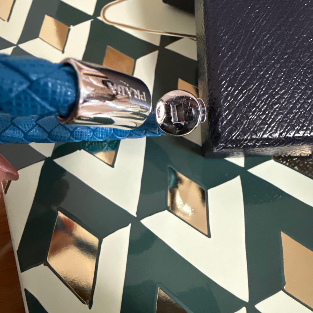 PRADA 編み込みレザーブレスレット 青