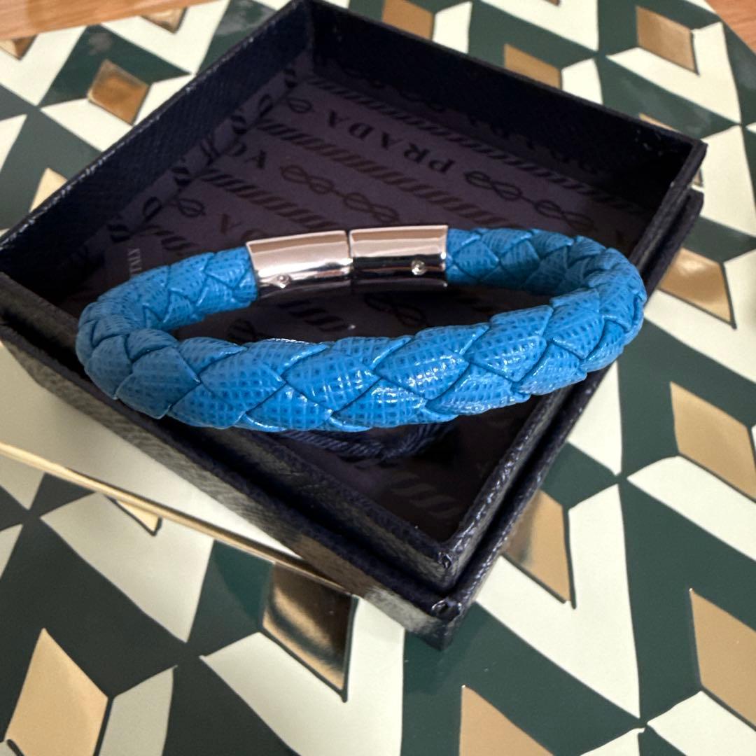 PRADA 編み込みレザーブレスレット 青