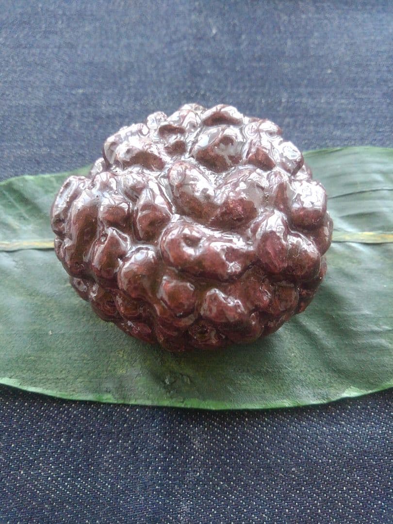 木彫りのおはぎと熊笹（実物大）