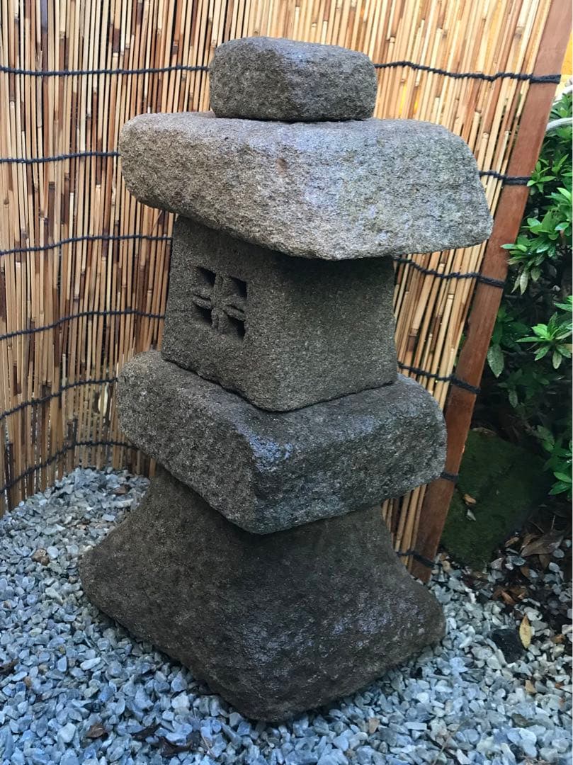 【天然自然石・常夜燈型石灯篭・坪庭灯篭・茶庭灯篭】オブジェ箱庭庭石造園水石天然石