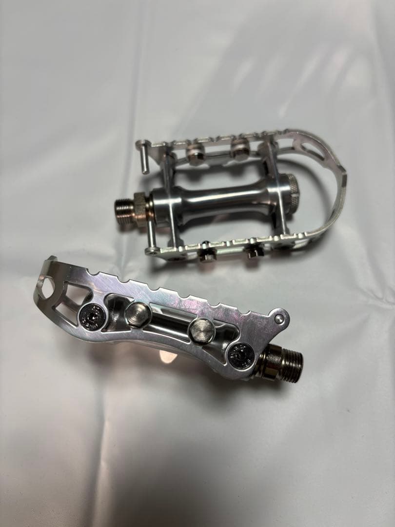 SPECIALITES フラットペダル