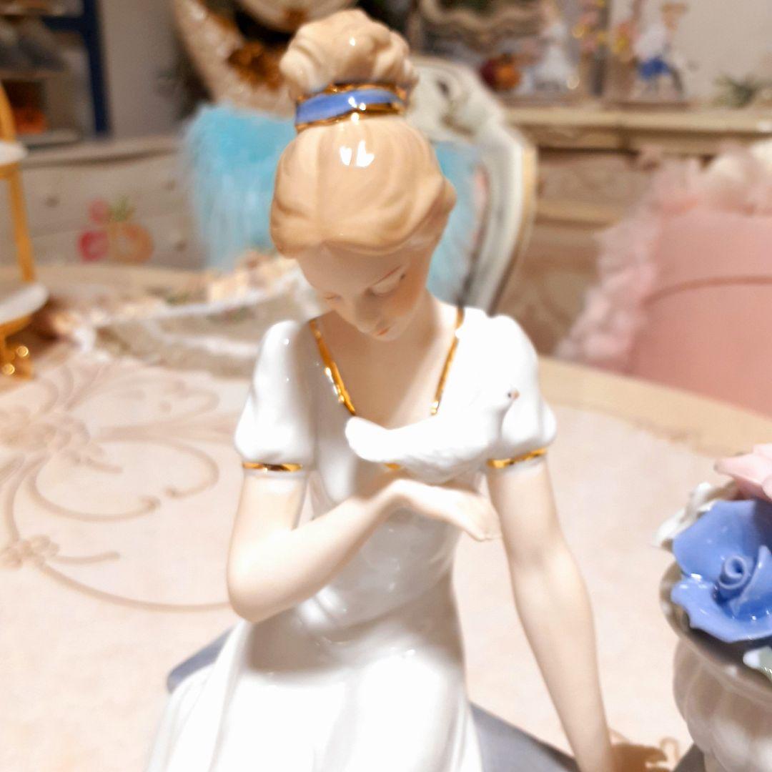 輸入雑貨　陶器　スペイン調　『貴婦人と小鳥』　エレガント　アンティーク