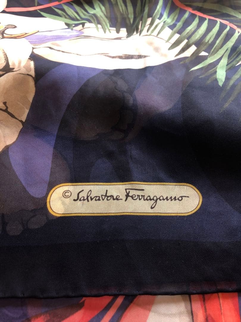 Salvatore Ferragamoサルヴァトーレフェラガモシルクスカーフ大判