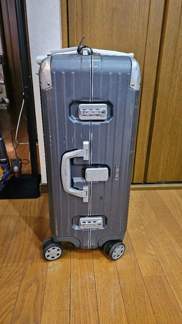 グレー、キャリーケース 、ルフトハンザドイツ航空フランクフルト、ワールドショップ