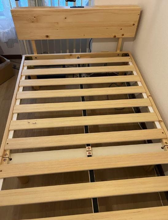 【美品】タンスのゲン シングル　ベッドフレーム　宮付き　2口コンセント　天然木