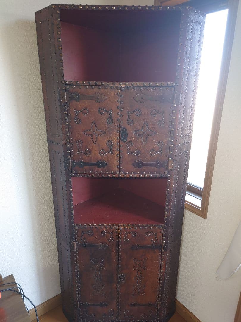 スペイン風鋲打ちアンティーク家具(コーナーキャビネット)