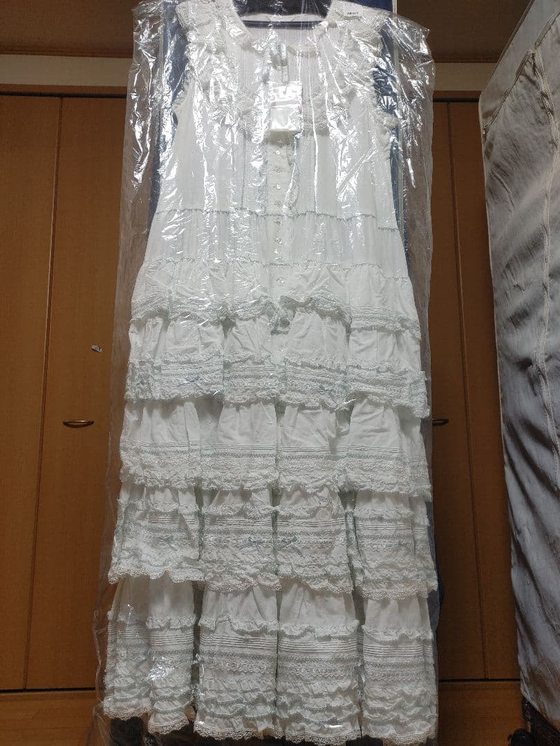 ホワイトフリルティアードドレス