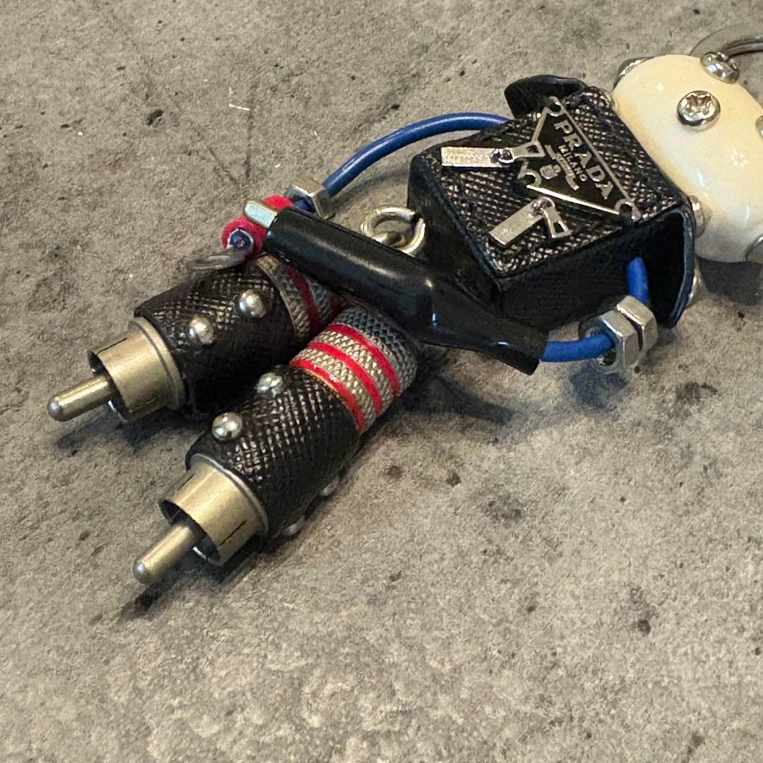 プラダ　ロボットキーホルダー　エドワード　三角プレート