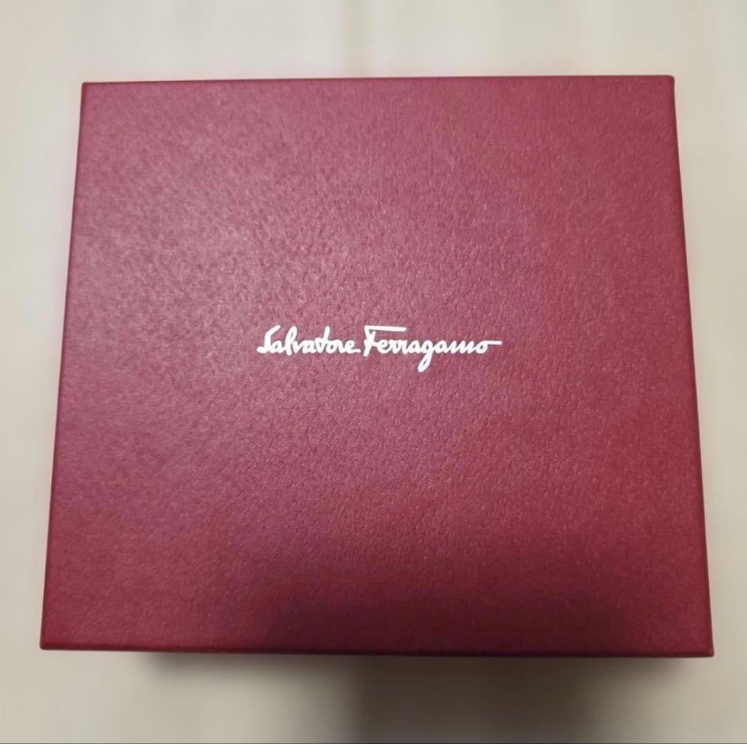Salvatore Ferragamo ブラック 二つ折り財布　新品