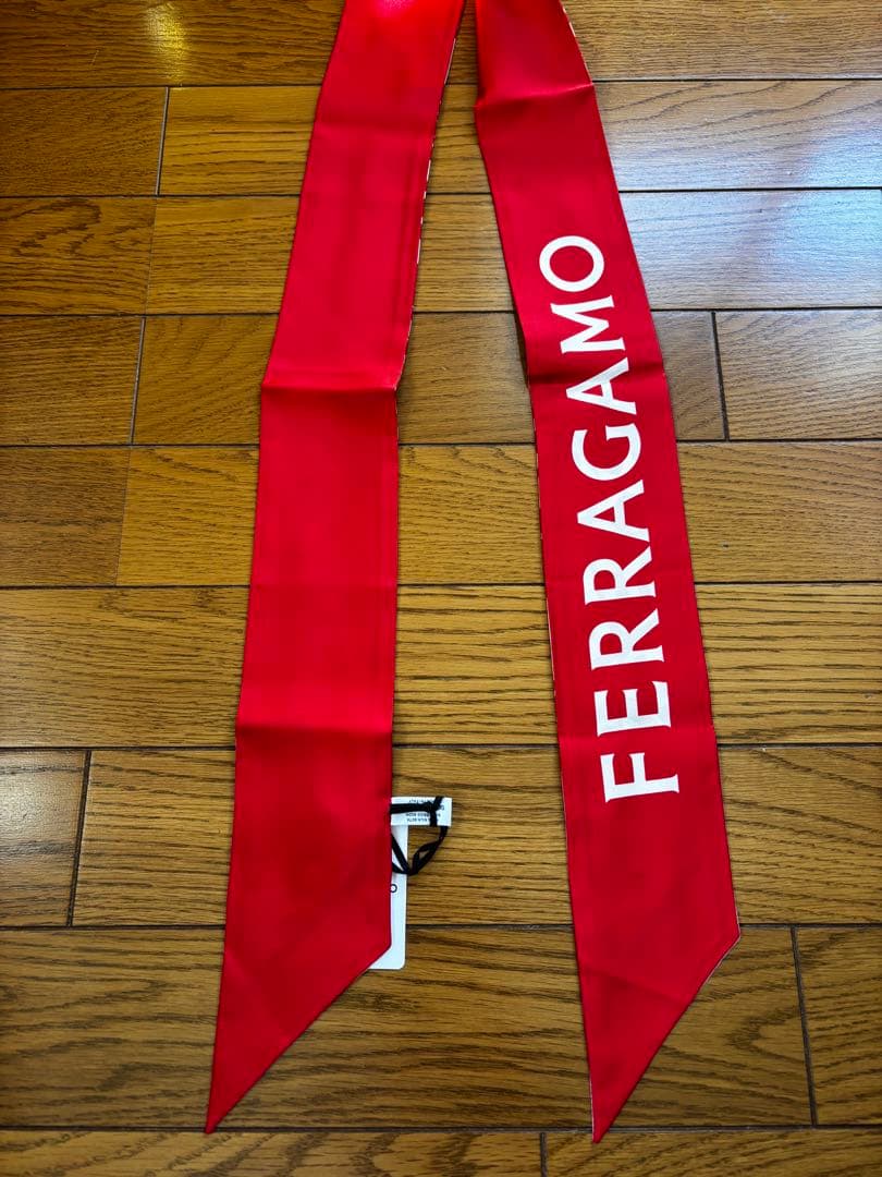 【新品未使用】FERRAGAMO 花柄スカーフ バンドゥ赤②