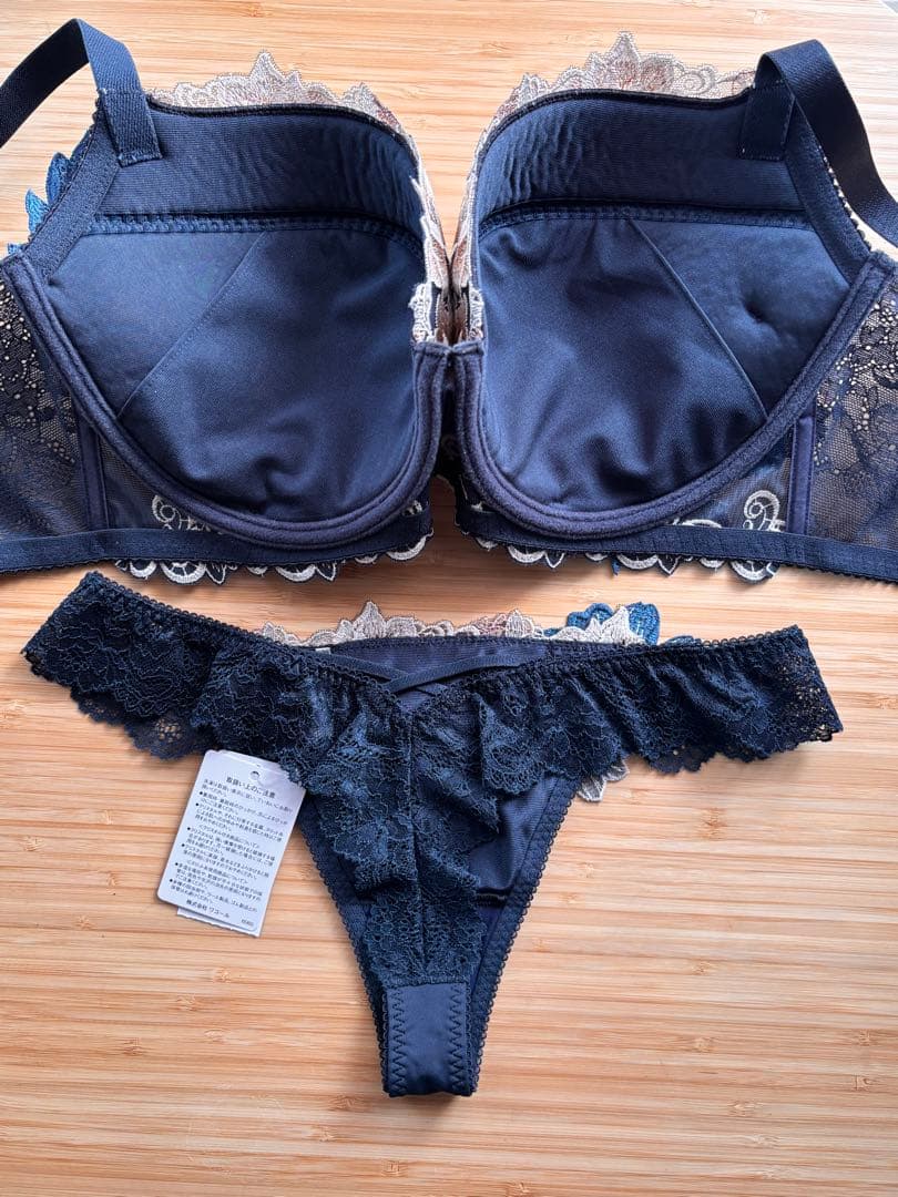 新品未使用　サルート　G85 グループ28 Rich Veil Bra