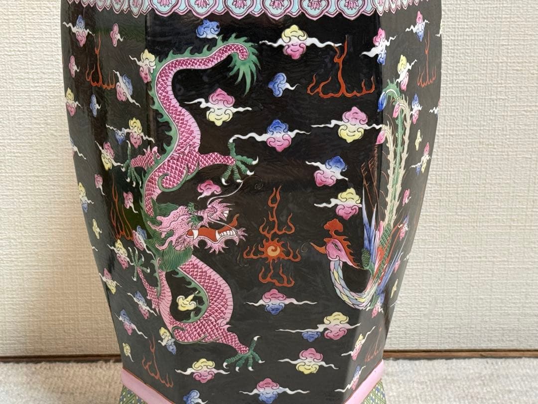 中国　大清乾隆年製銘　黒地粉彩龍鳳紋角瓶　左　高さ47.0cm 送料込み0106