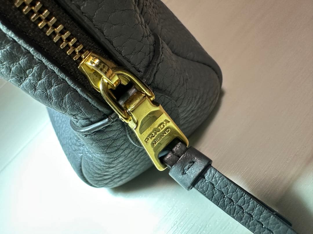PRADA プラダ ベージュ グレー レザー ポーチ