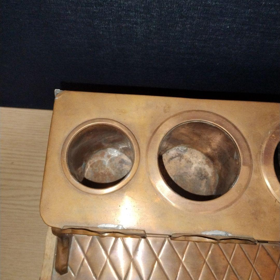 伝統的な雛人形飾り 銅と木製