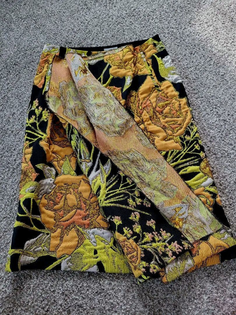 花柄刺繍タイトスカート