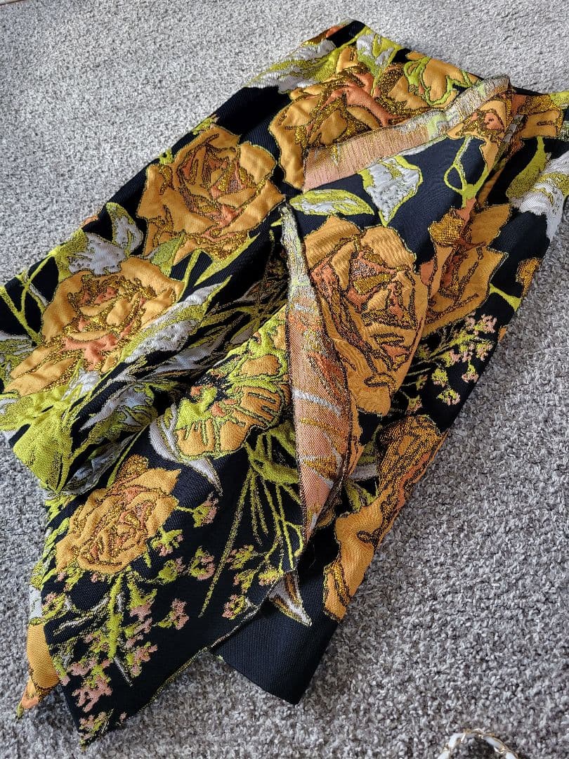 花柄刺繍タイトスカート