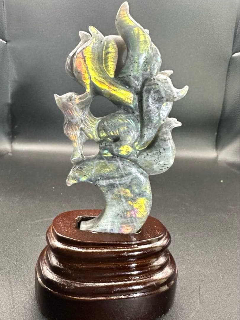 ラブラドライト九尾彫刻　台座つき