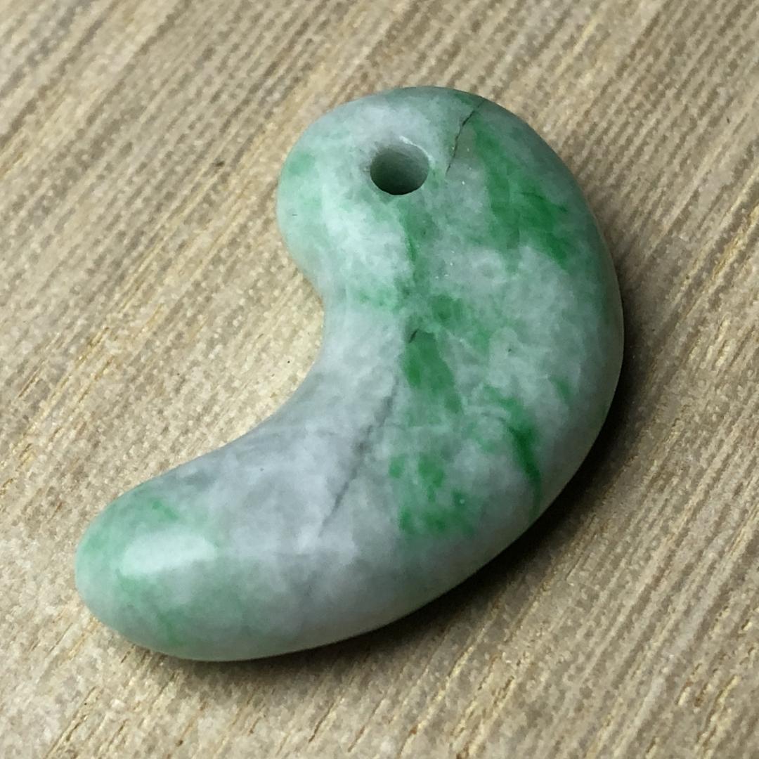 本翡翠 勾玉 天然石　瑪瑙｜穴あき・2点　お守りに