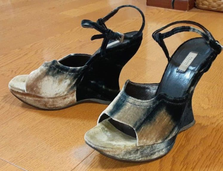 【プラダ】スウェードのオープントゥ ウェッジソール ストラップ付き パンプス