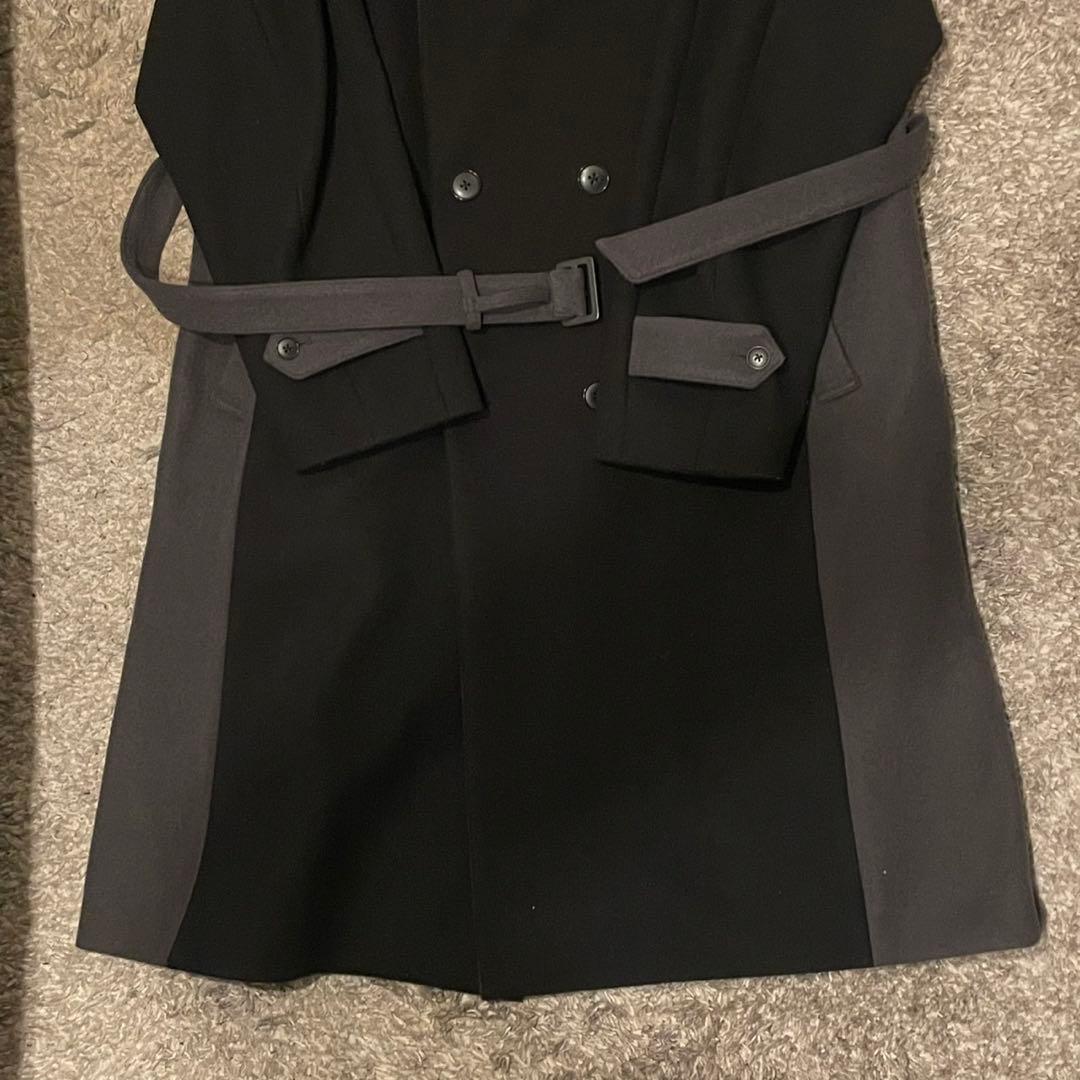 HARE ブラックとグレーのダブルブレストトレンチコート