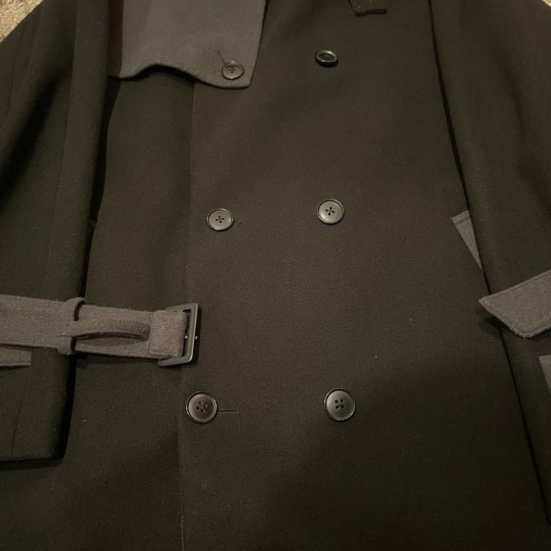 HARE ブラックとグレーのダブルブレストトレンチコート