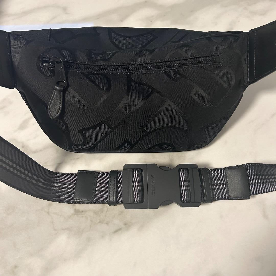 【ご購入者様確定商品】【新品未使用】BURBERRY TBモノグラムボディバッグ