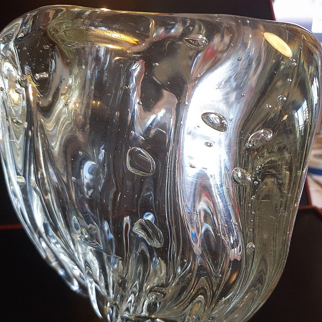 古い大きな気泡がある変形ガラス花入れ