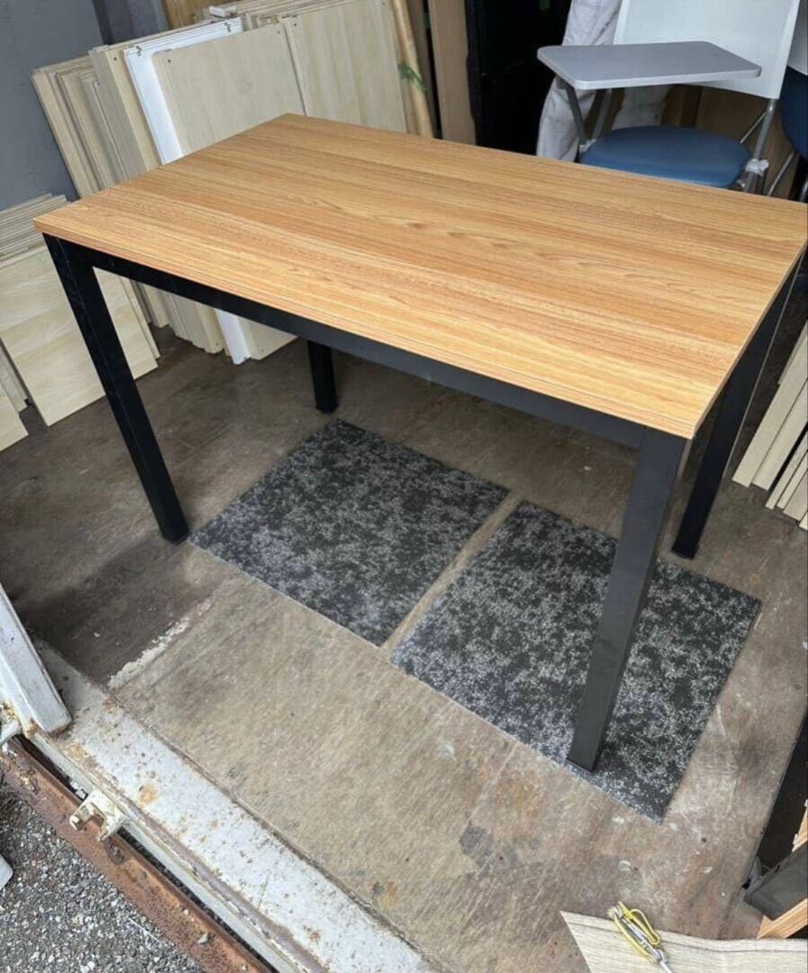 シンプルモダンテーブル